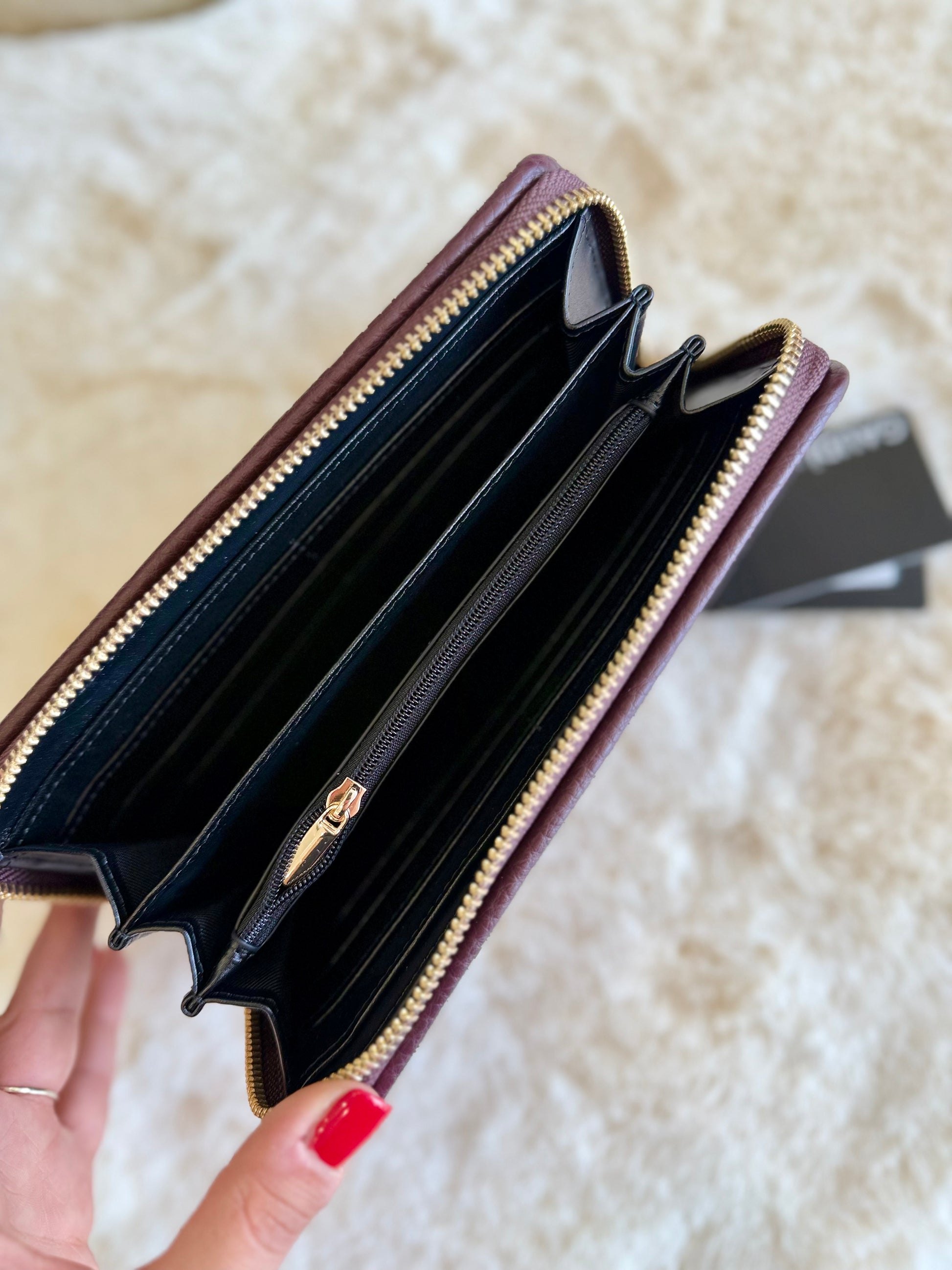 Portafoglio zip around vinaccia Gaudì con scomparti interni per carte e banconote