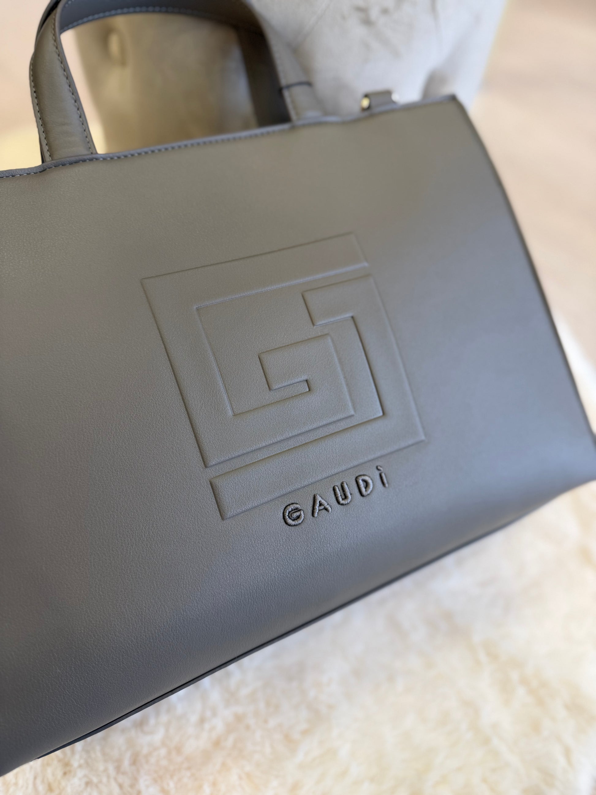 Shopping Bag grigio con logo Gaudì, elegante e spaziosa, ideale per le tue uscite quotidiane.