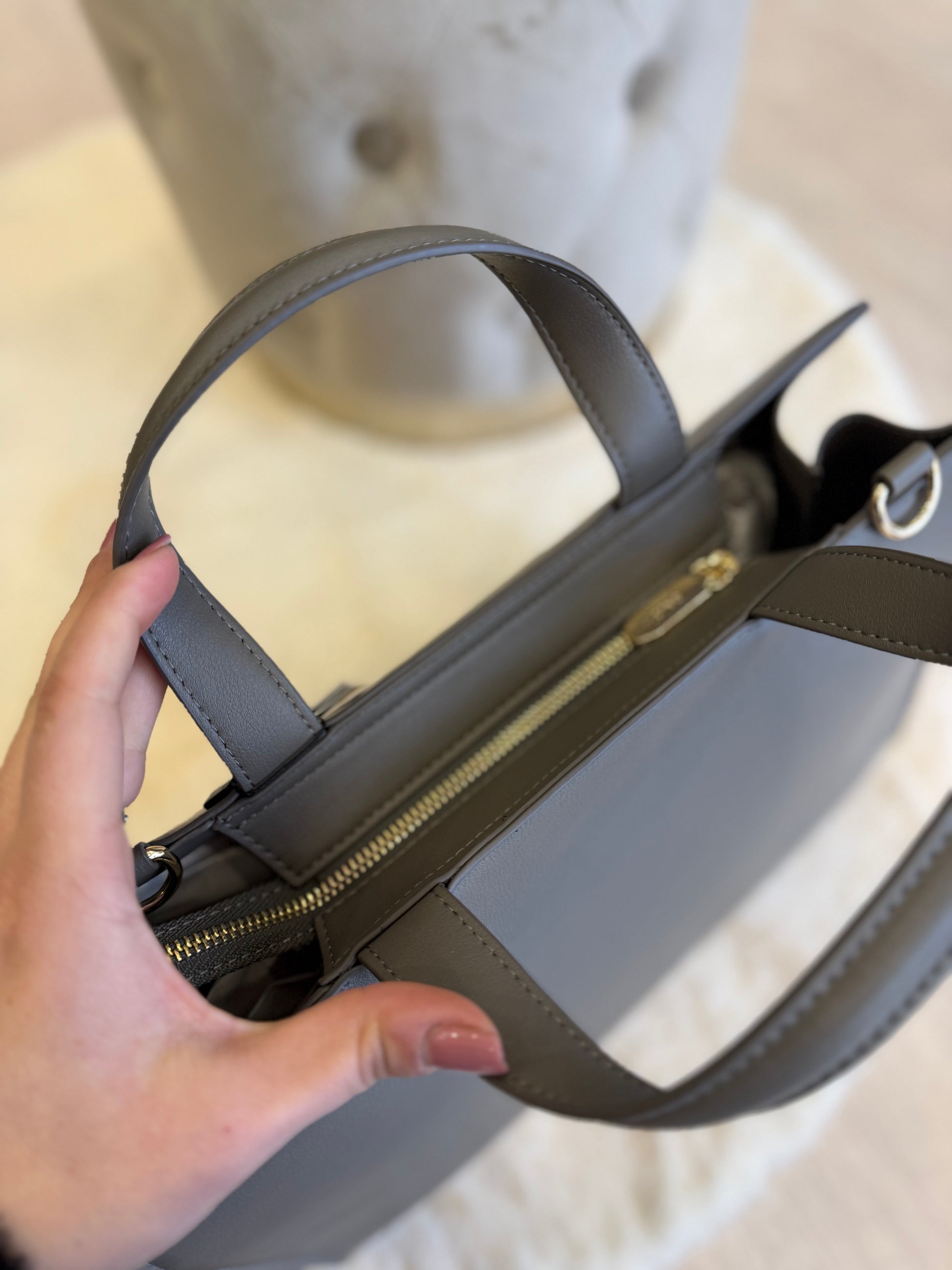 Shopping Bag grigio con logo di Gaudì, vista dall'alto con manici e zip