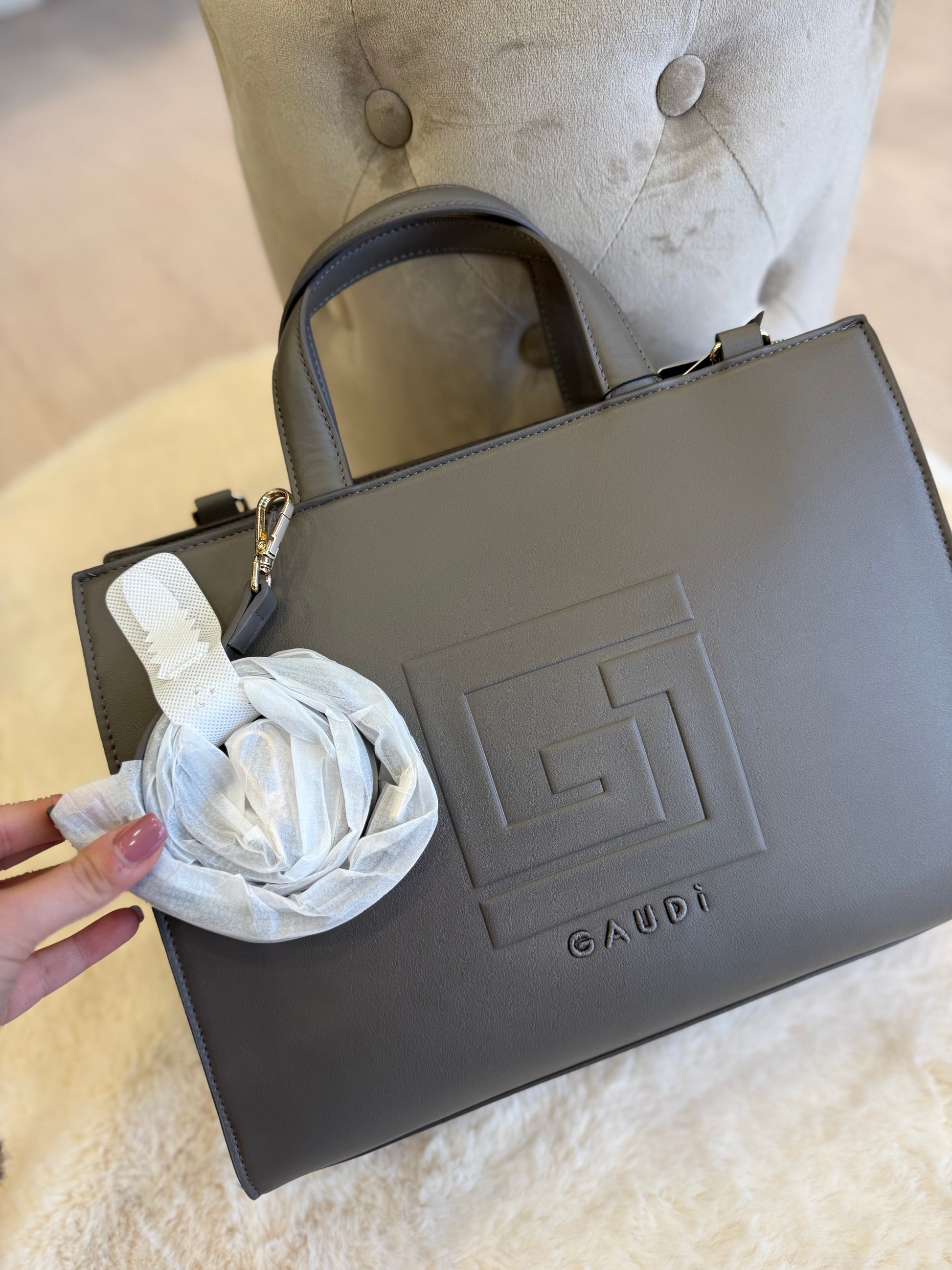 Shopping Bag grigio con logo di Gaudì, elegante e trendy per ogni occasione