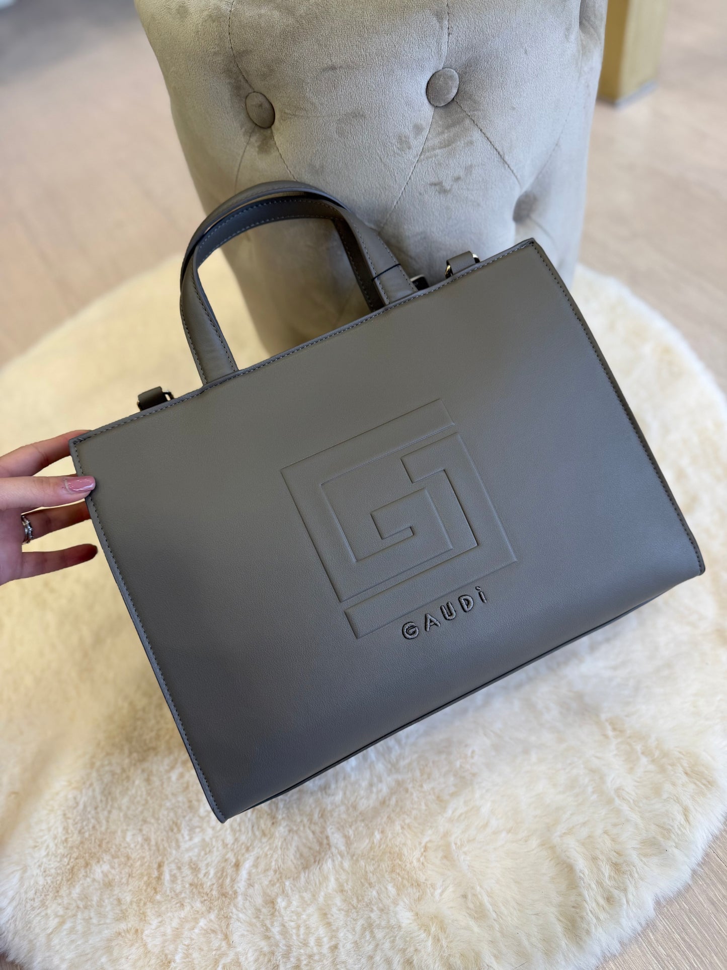 Shopping Bag grigio con logo di Gaudì, borsa elegante e moderna per un look alla moda
