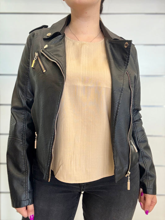 Giacca biker donna con zip in ecopelle nera, elegante e versatile per outfit casual