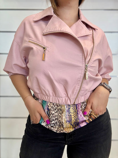 Giacca biker donna con zip di Gaudì in ecopelle rosa con design alla moda e dettagli elastici.