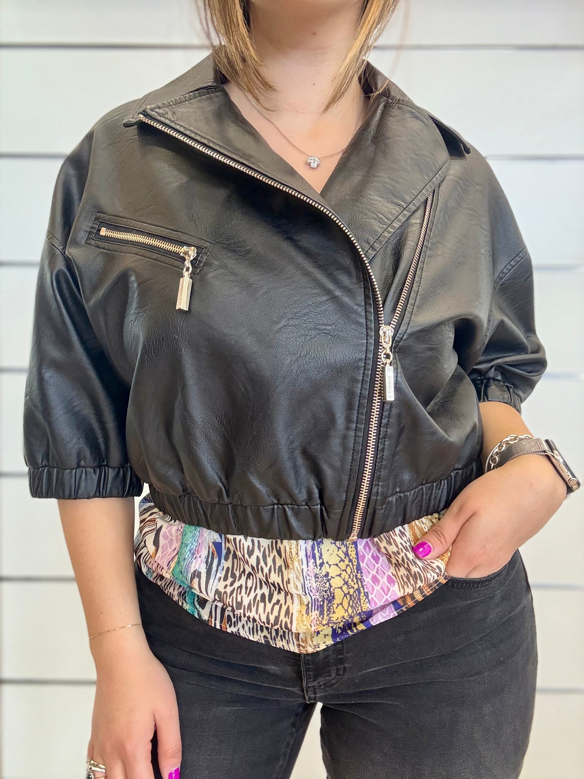Giacca biker donna con zip in ecopelle nera con maniche corte e dettagli moderni