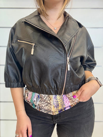 Giacca biker donna con zip in ecopelle nera con maniche corte e dettagli moderni