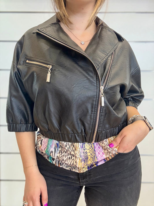 Giacca biker donna con zip in ecopelle nera con maniche corte e dettagli moderni