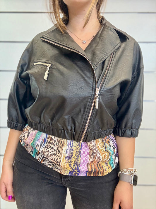 Giacca biker donna con zip in ecopelle nera con dettaglio a strisce colorate in basso