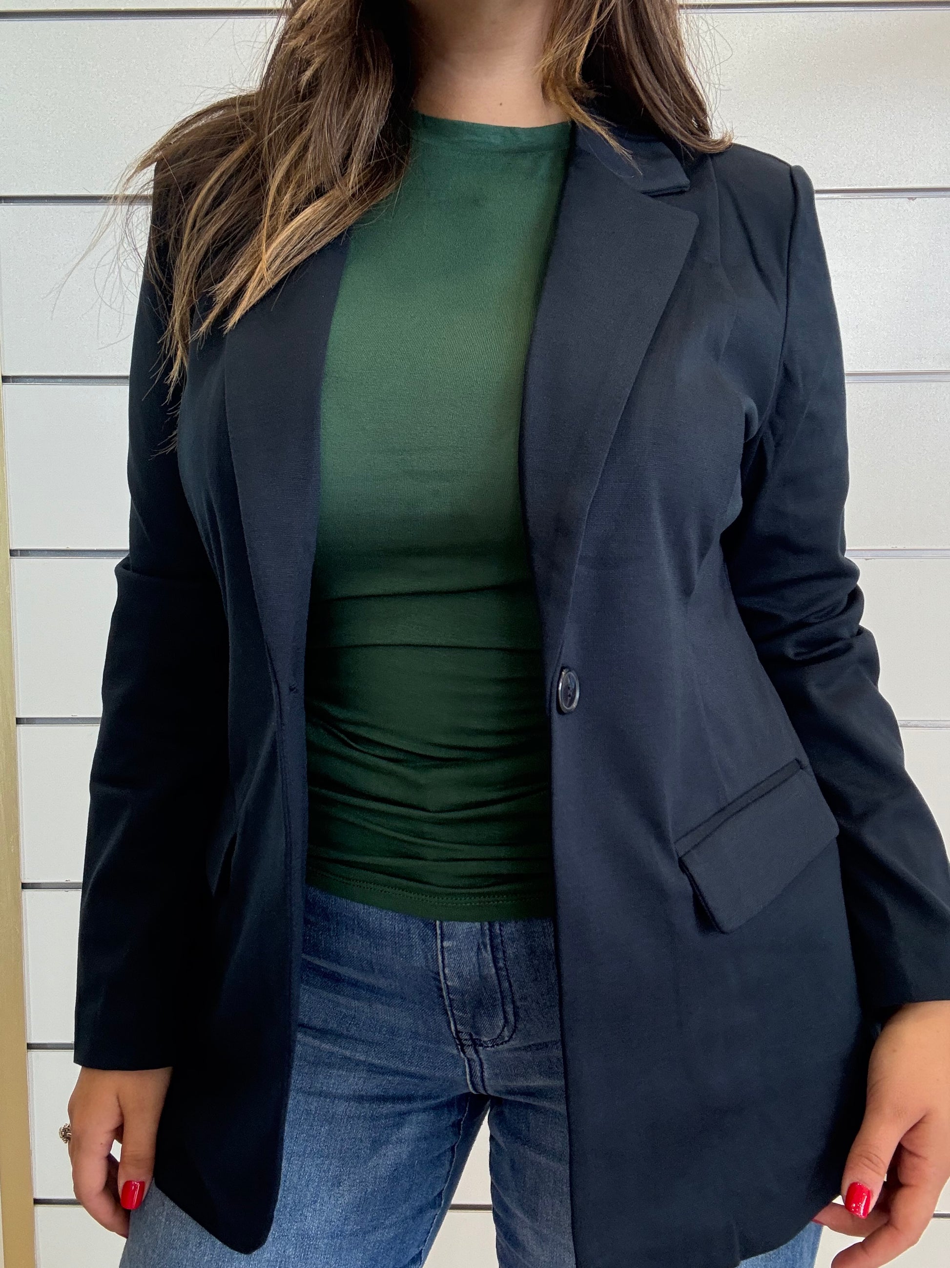 Giacca blu monopetto ICHI in tessuto elegante con taglio moderno, abbinata a una maglietta verde