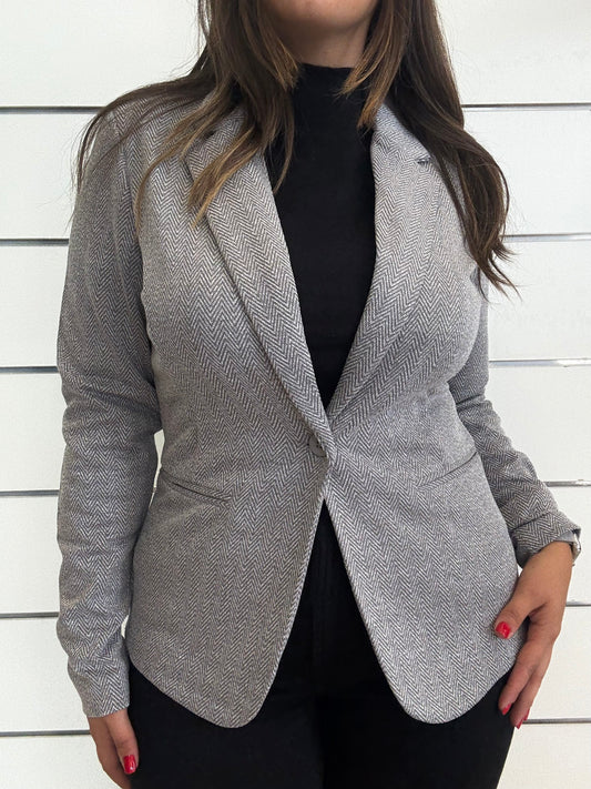 Giacca corta spinata grigio e panna con taglio aderente e tonalità elegante per un look sofisticato