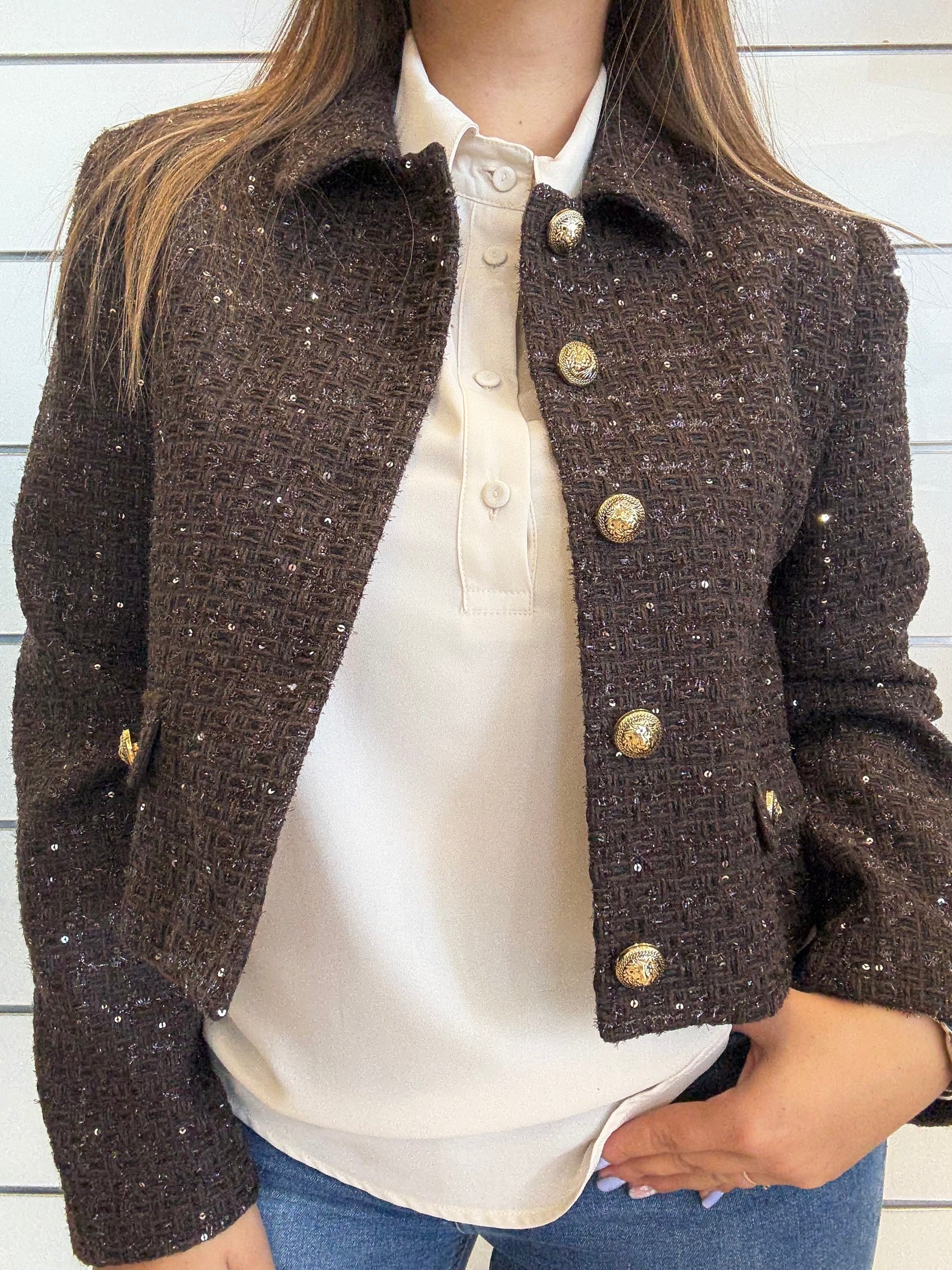 Giacca crop cioccolato in lana e lurex da donna con bottoni dorati, stilosa e chic