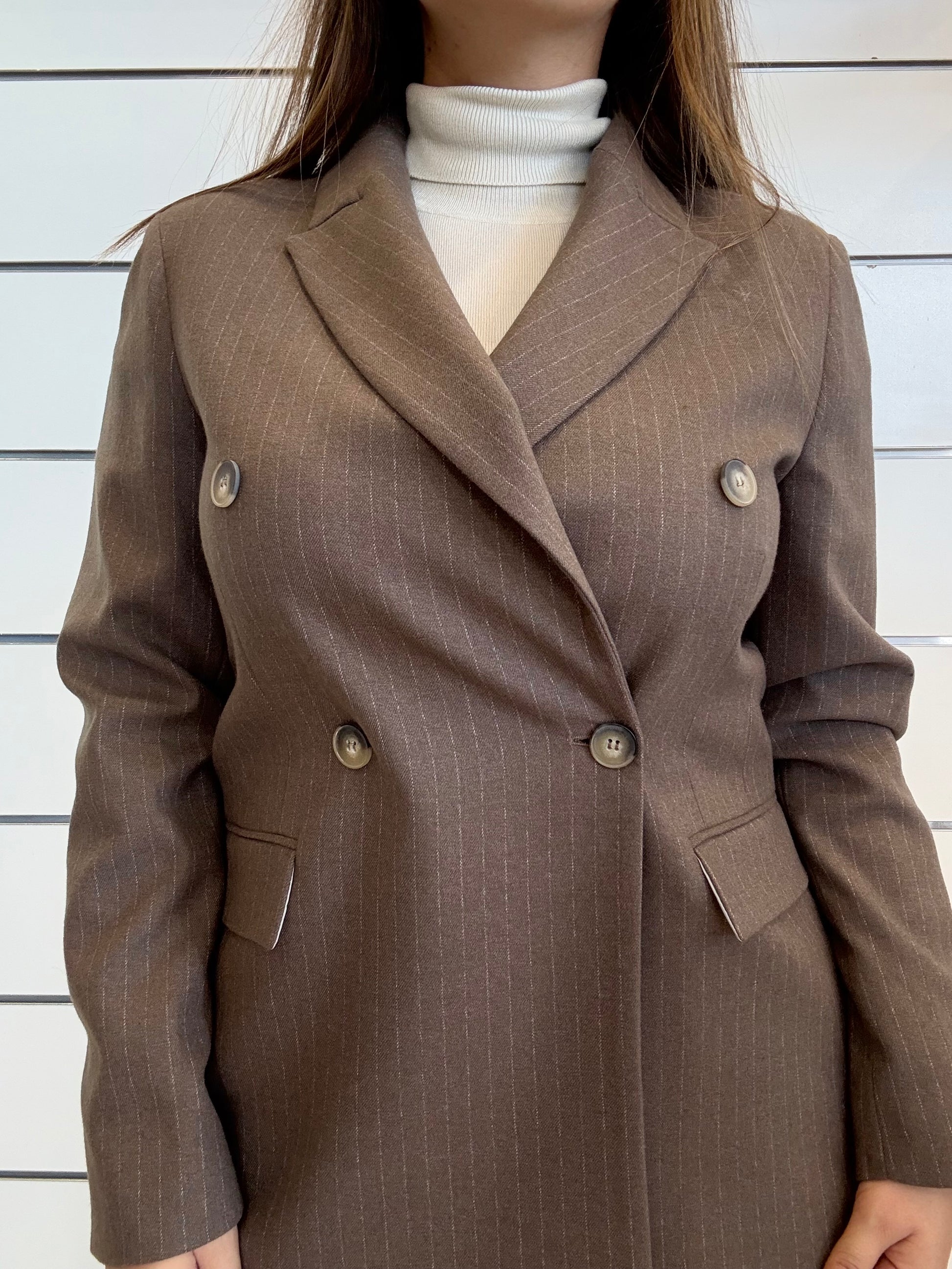 Giacca doppio petto gessata in tessuto marrone con bottoni eleganti e design moderno
