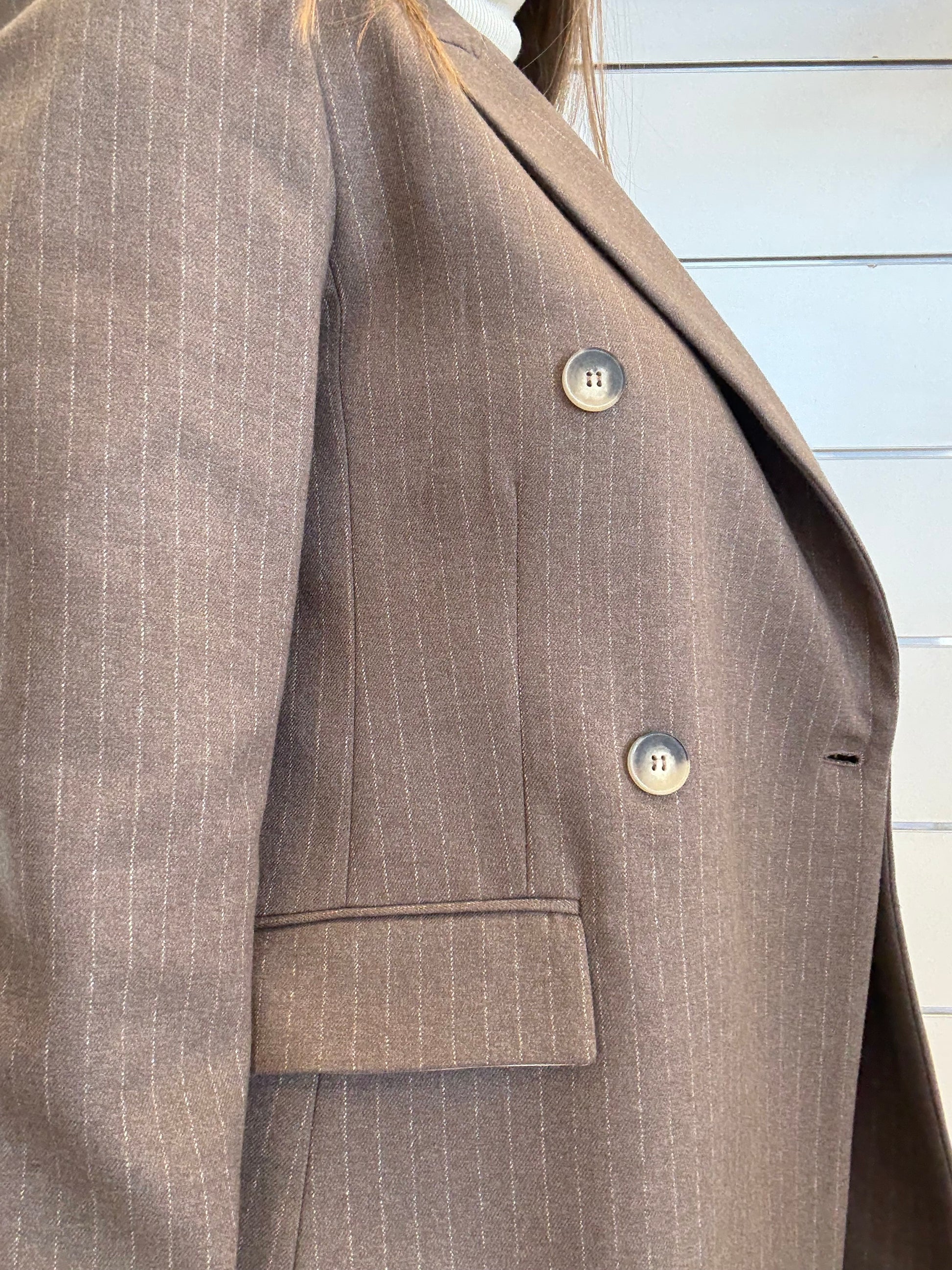 Giacca doppio petto gessata in marrone con bottoni eleganti e taglio moderno per un look sofisticato