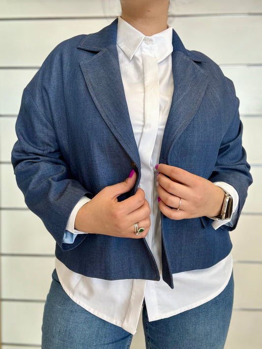 Giacca in tencel color jeans con taglio cropped, abbinata a camicia bianca per un look moderno