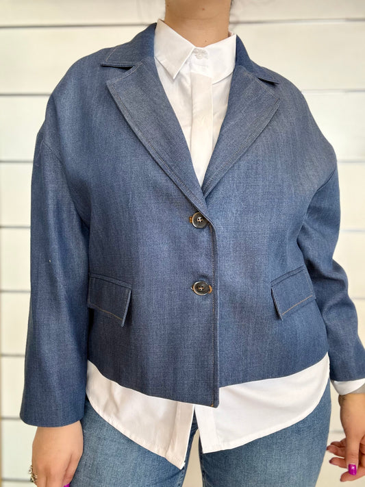 Giacca in tencel color jeans con due bottoni e tasche frontali, stile moderno e casual