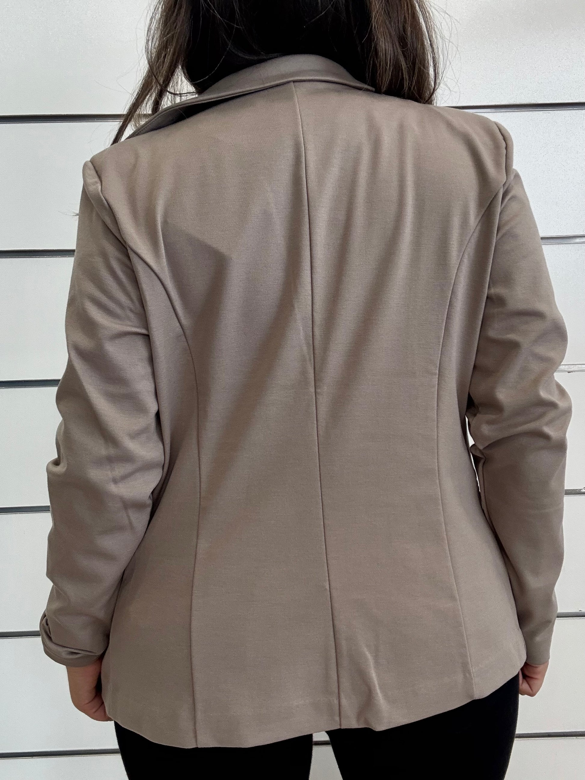 Giacca monopetto in punto Milano beige sul retro, perfetta per un look elegante e casual