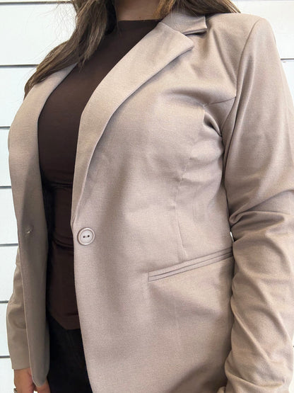 Giacca monopetto in punto Milano color beige con tasche e bottoni per un look elegante