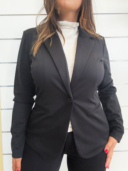 Giacca monopetto in punto Milano nera con taglio elegante e collo a reversal per un look sofisticato