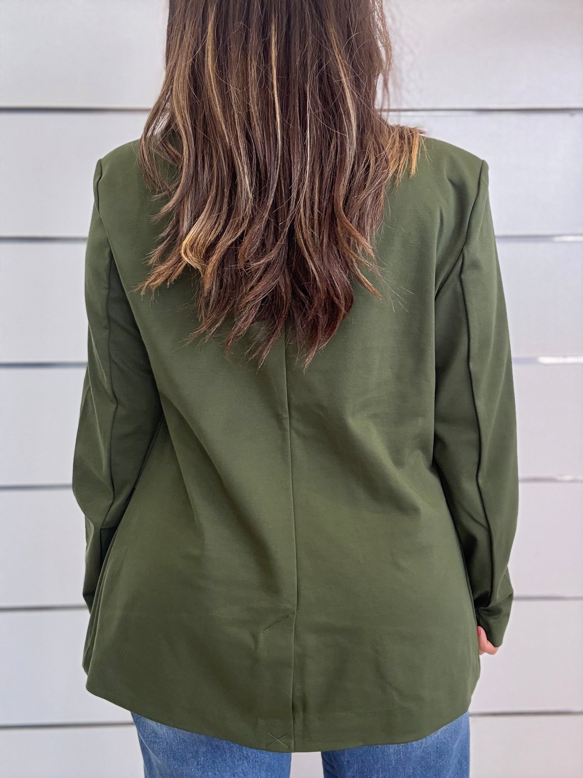 Giacca verde monopetto ICHI vista posteriore con una vestibilità elegante e contemporanea