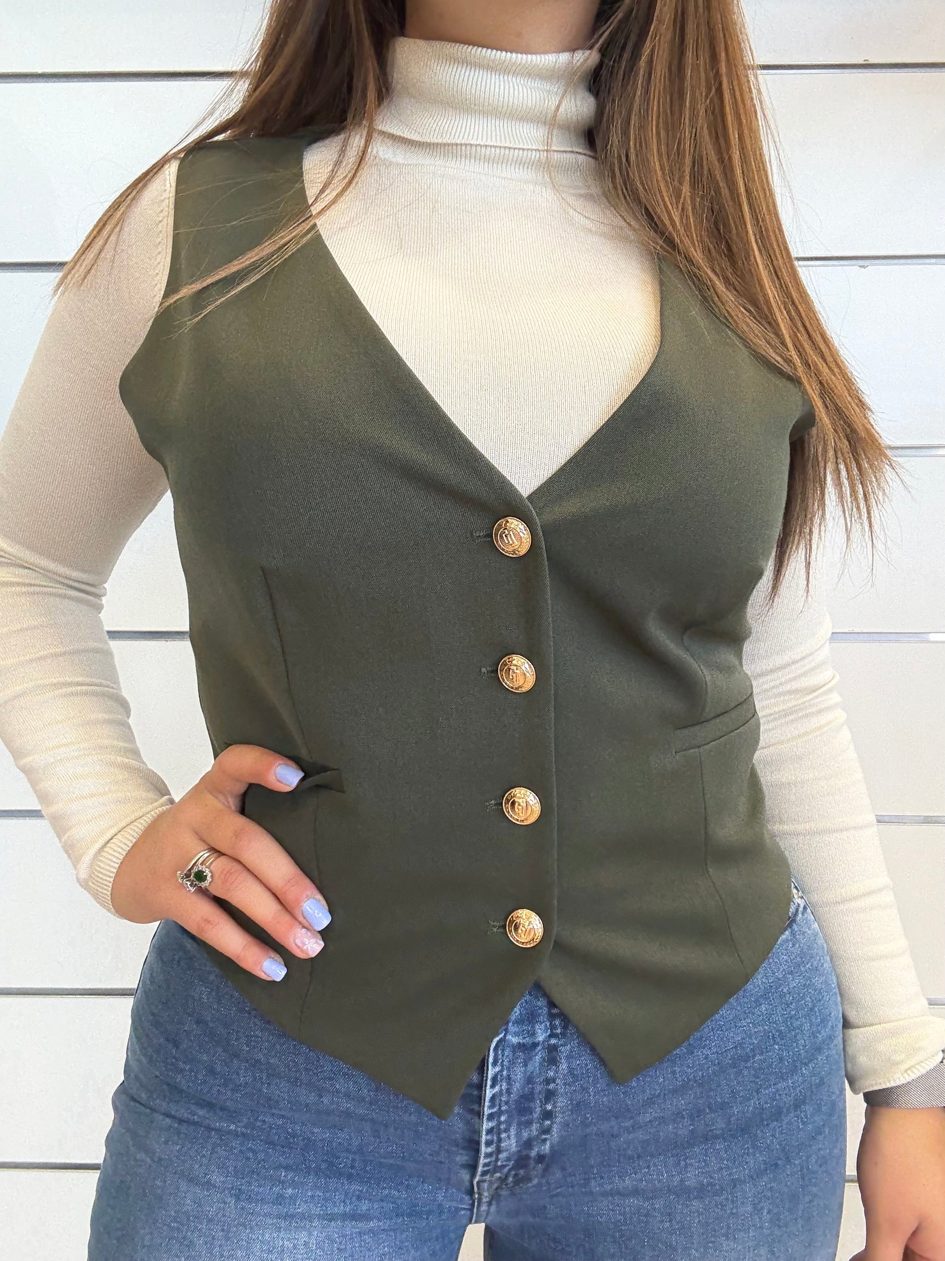 Gilet da donna con bottoni dorati in verde, elegante e trendy per ogni occasione