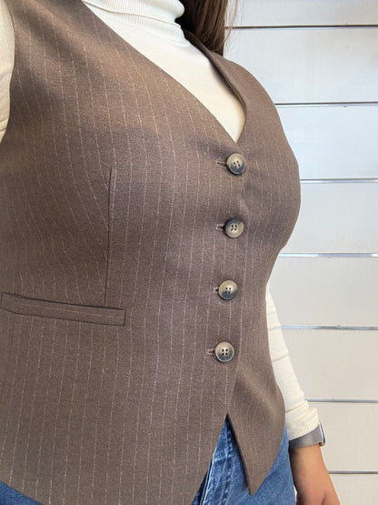 Gilet gessato ECO marrone con bottoni e tasca, ideale per un look elegante e sofisticato