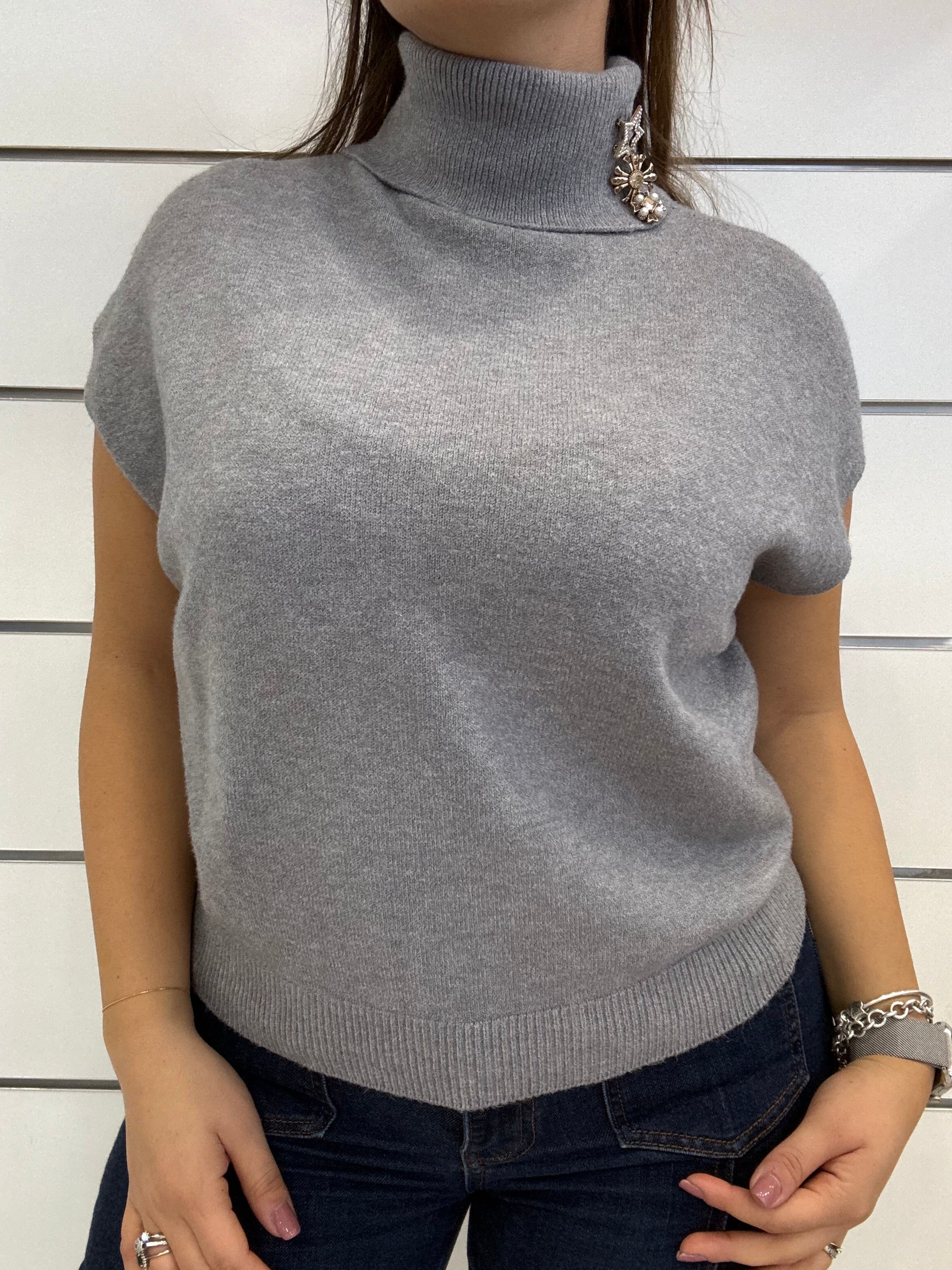 Gilet grigio con spille, morbido e elegante, perfetto per un look casual e alla moda.