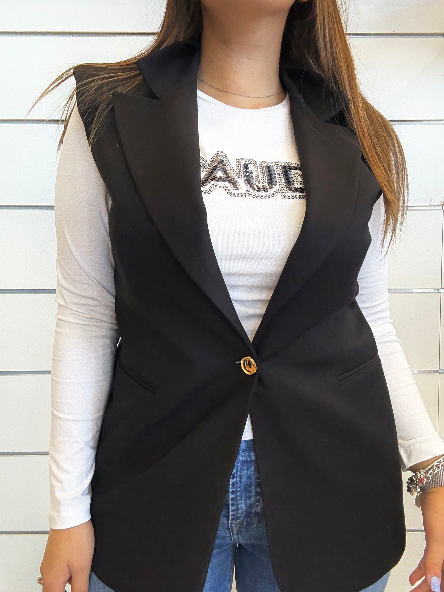 Gilet lungo da donna con bottone dorato di Gaudì, elegante e alla moda per ogni occasione