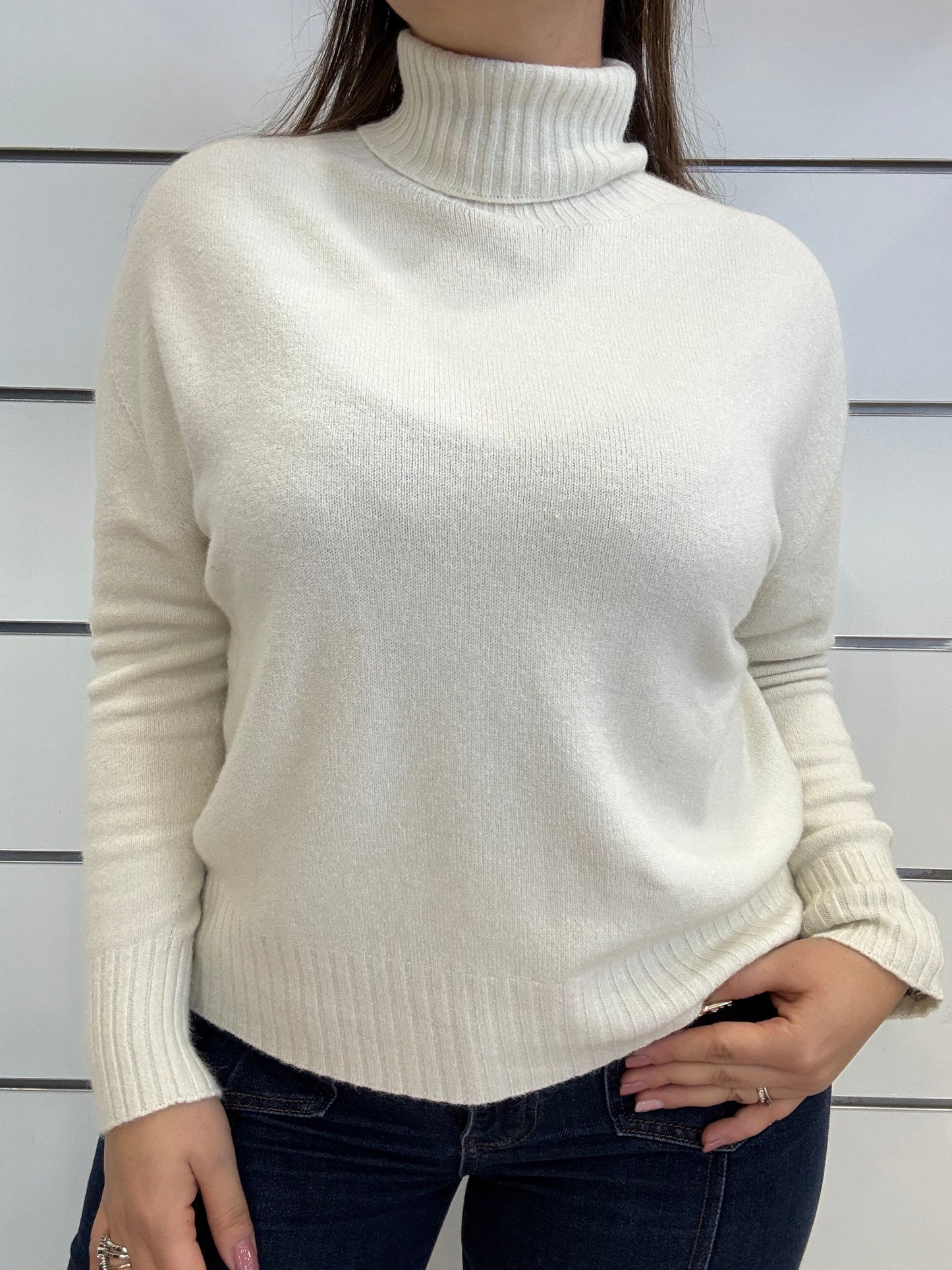 Golfino bianco di ECO con collo alto, morbido e comodo, ideale per outfit eleganti e casual