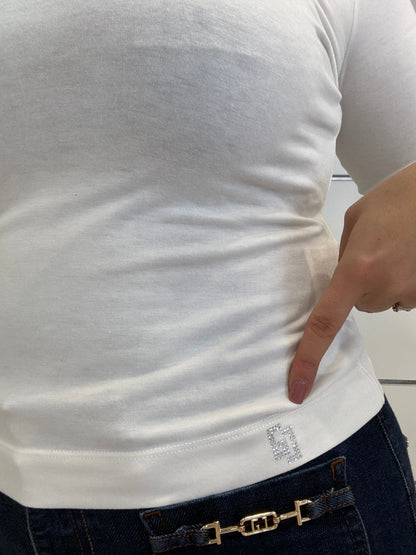 Golfino bianco Gaudì con logo di strass, perfetto per un look casual e chic