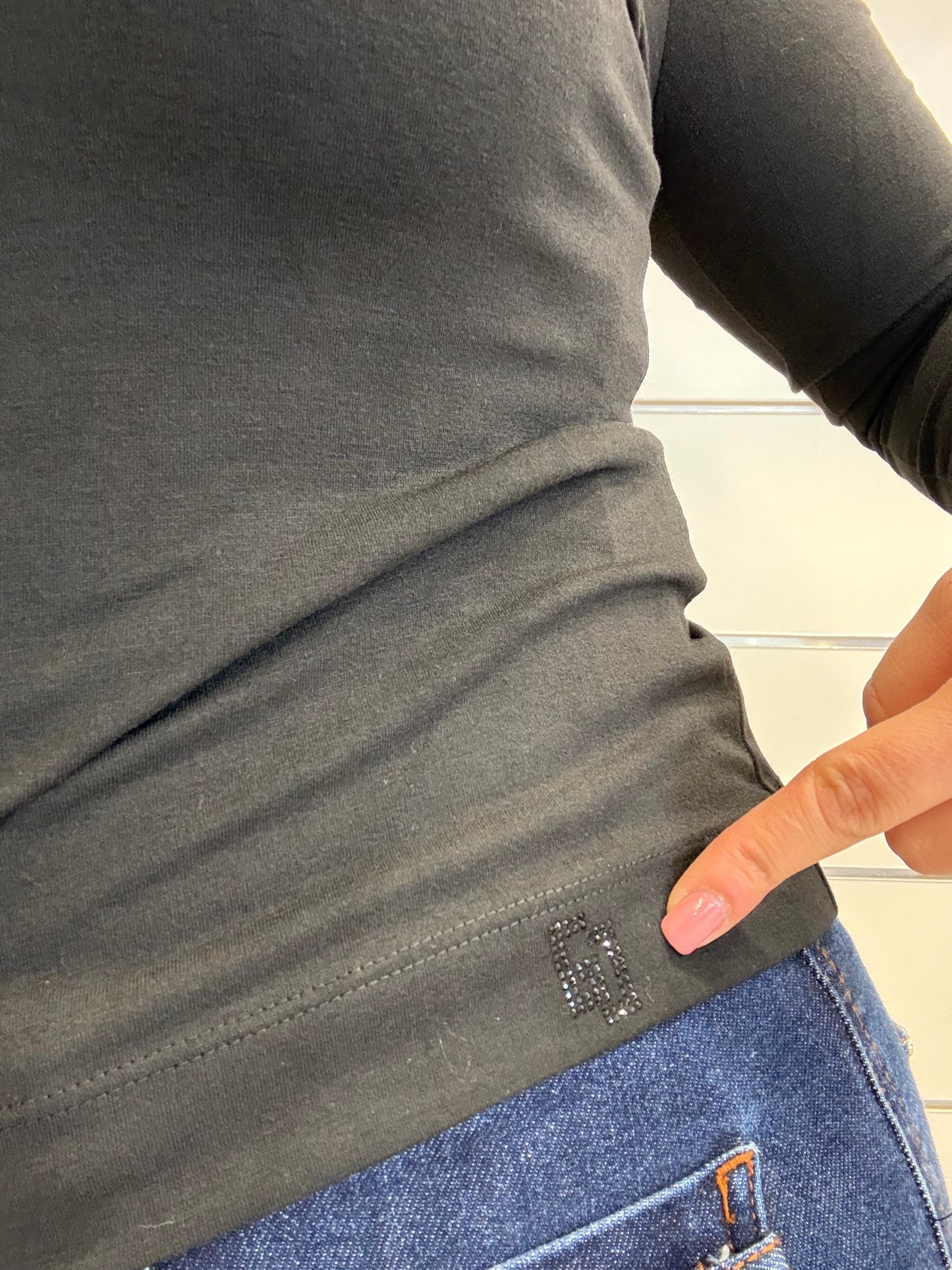 Golfino con logo di strass di Gaudì, elegante e comodo, ideale per il tempo libero.