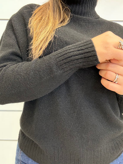 Golfino nero ECO in morbido tessuto, con scollo alto e maniche a coste per un look elegante