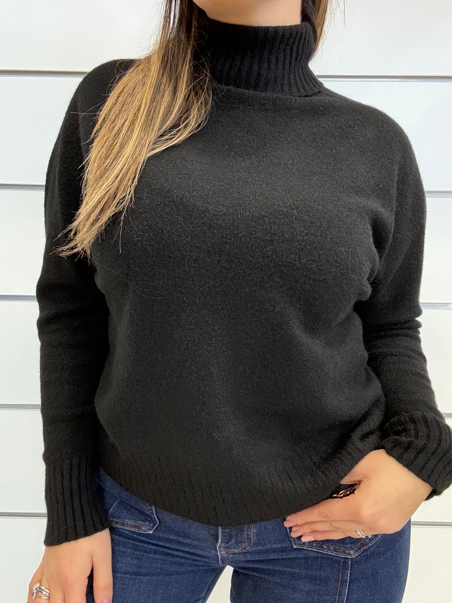 Golfino nero ECO con collo alto e maniche rigate, perfetto per un look elegante e alla moda