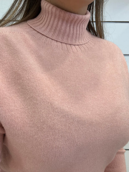 Golfino rosa ECO con collo alto in morbido tessuto per un comfort elegante
