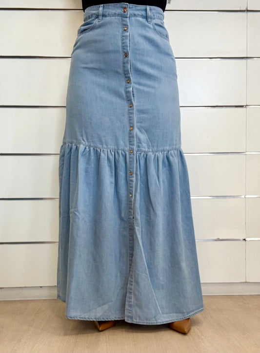 Gonna lunga con bottoni in denim chiaro con dettagli volant per un look elegante e casual