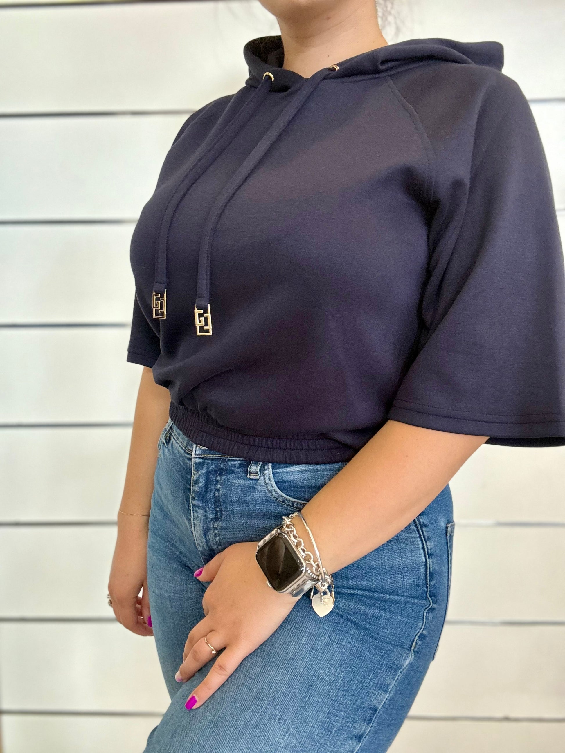 Felpa crop Gaudì a maniche corte in blu scuro con cappuccio e dettagli eleganti