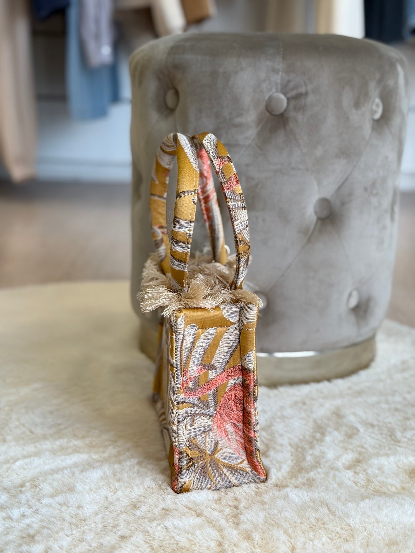 Borsa a mano e tracolla Isla gialla mini tote bag con design floreale e dettagli in frange