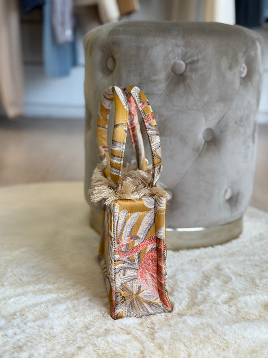 Borsa a mano e tracolla Isla gialla mini tote bag con design floreale e dettagli in frange