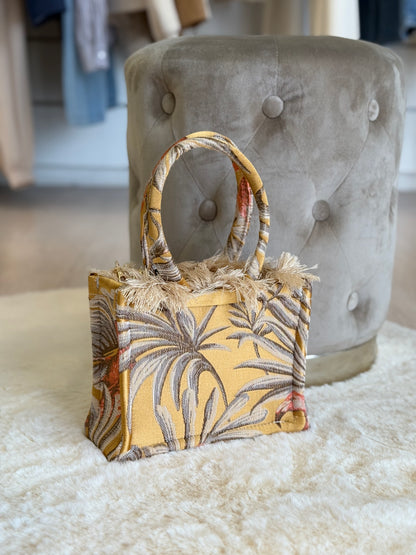 Isla gialla mini tote bag di Sorena Handmade con frange e motivo floreale