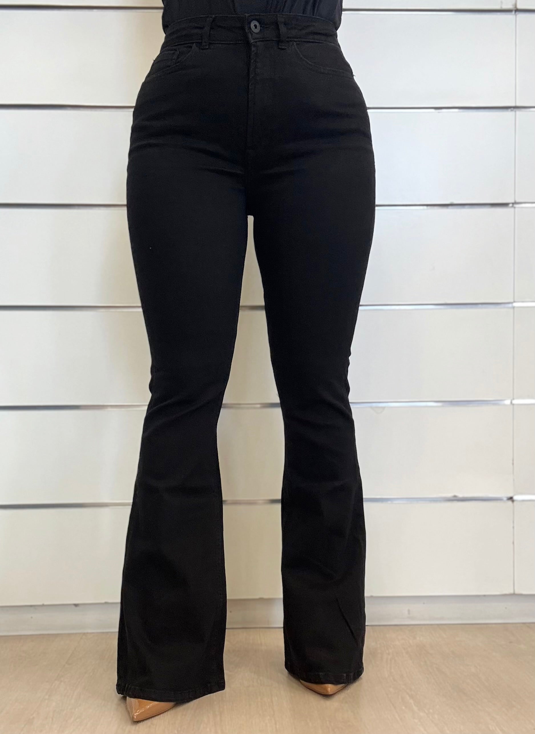 Jeans a zampa neri di ICHI con vita alta e dettaglio in vita per un look elegante