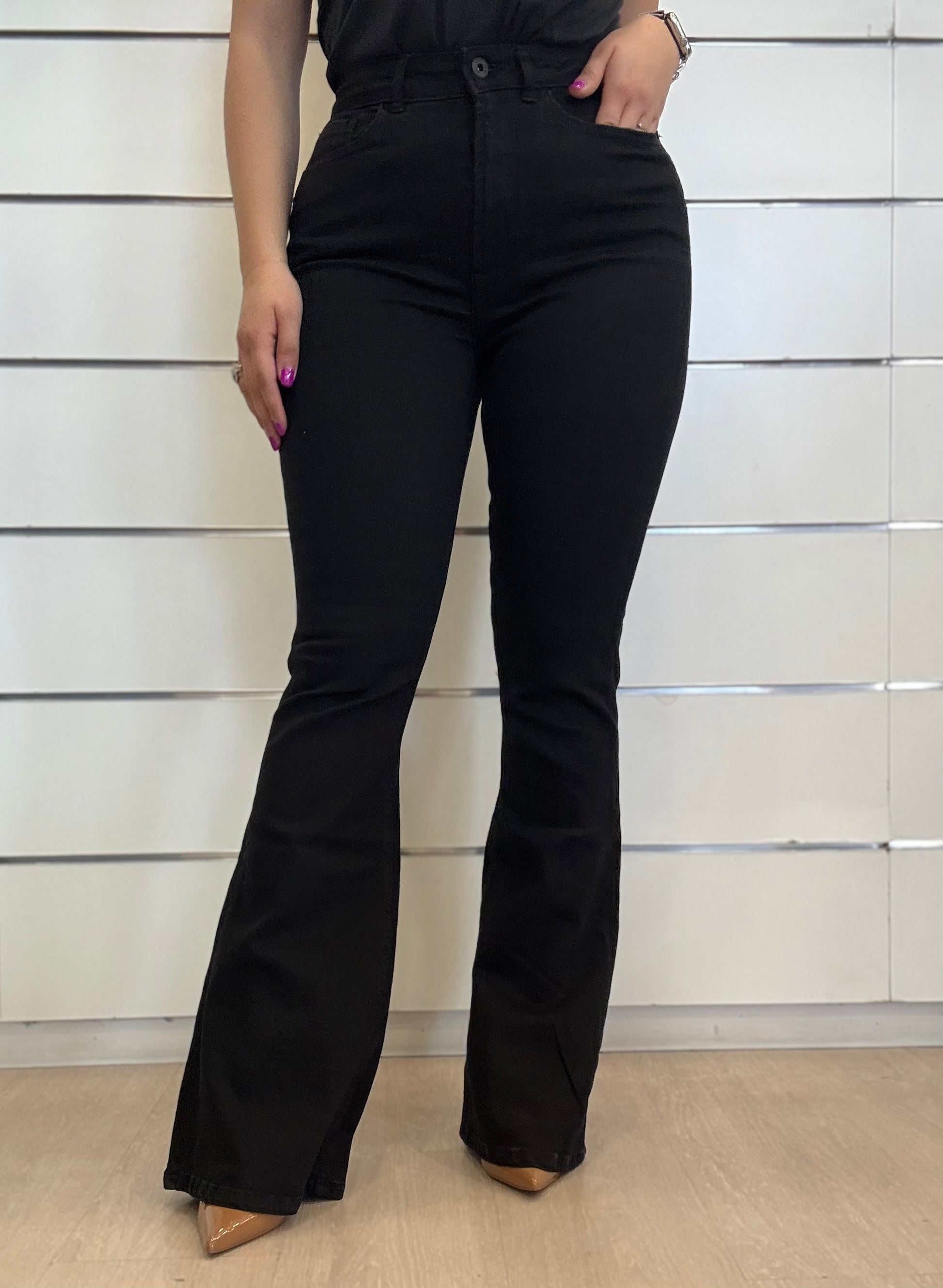 Jeans a zampa neri ICHI con vita alta e taglio elegante, ideali per un look trendy