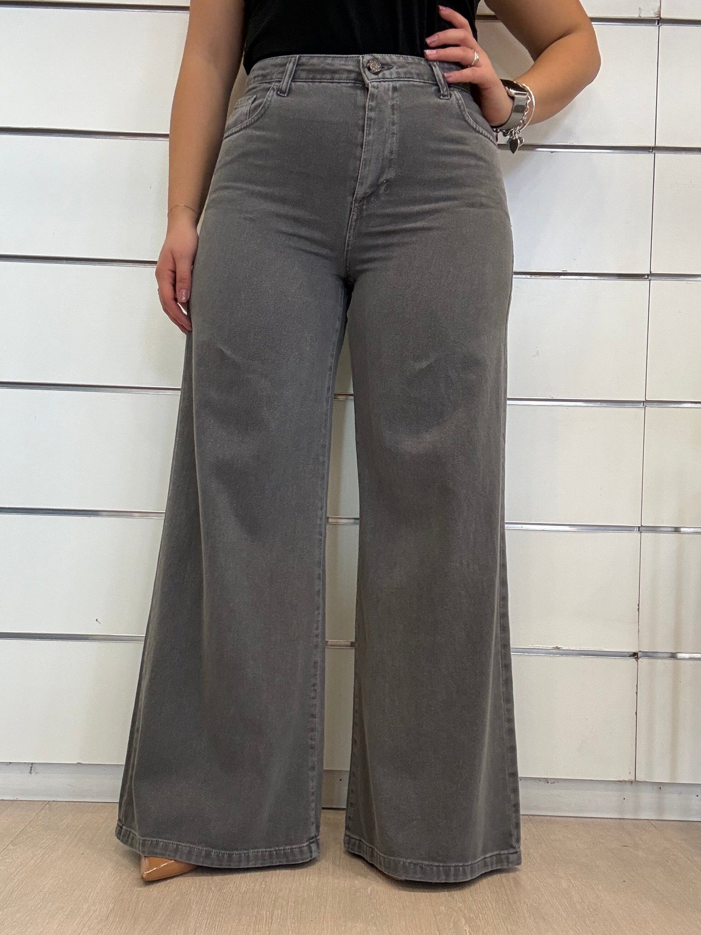 Jeans ampio grigio ECO con vita alta e gamba larga per un look alla moda e comodo