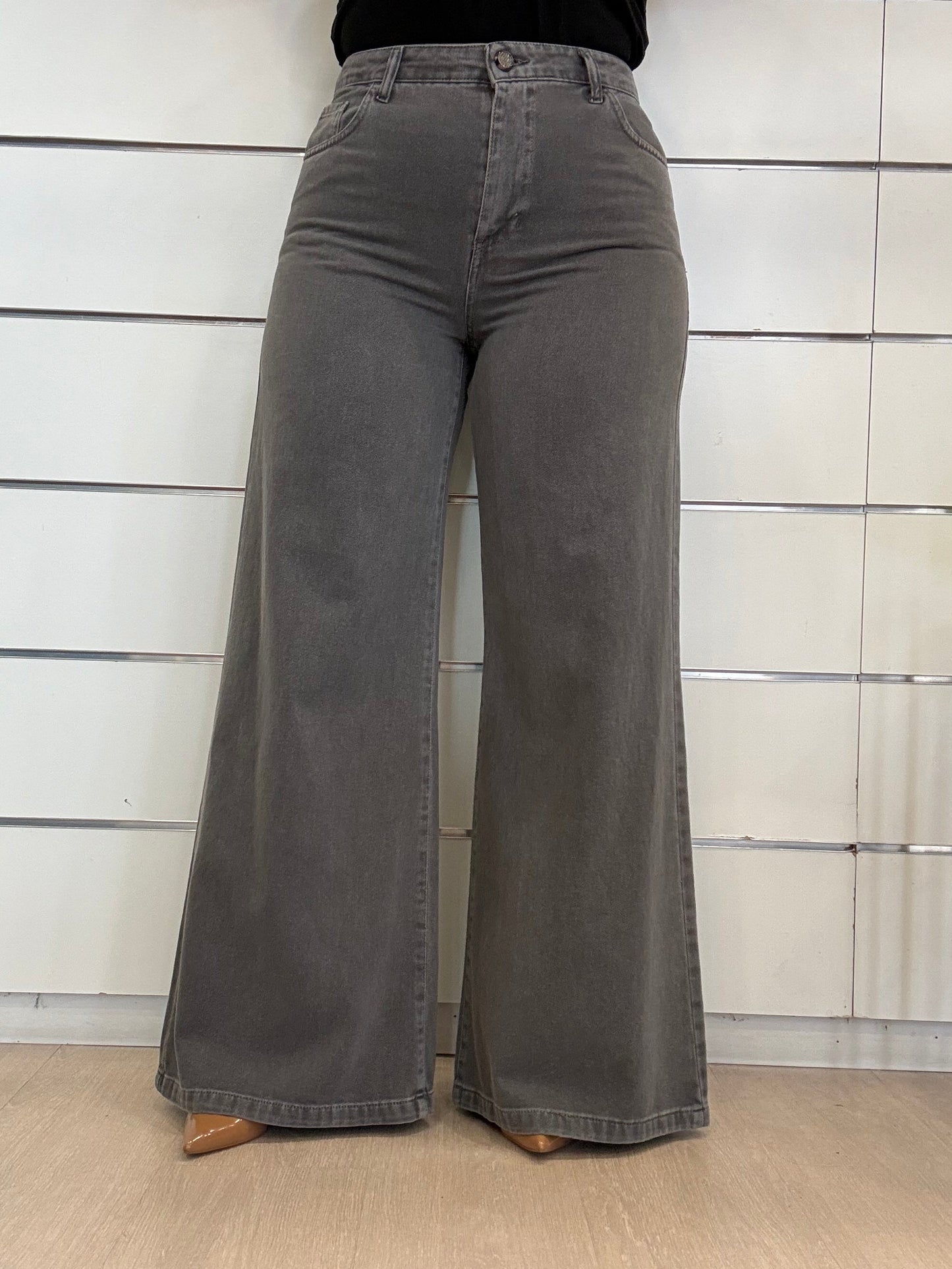 Jeans ampio grigio di ECO con gamba larga e taglio moderno per un look casual e comodo.