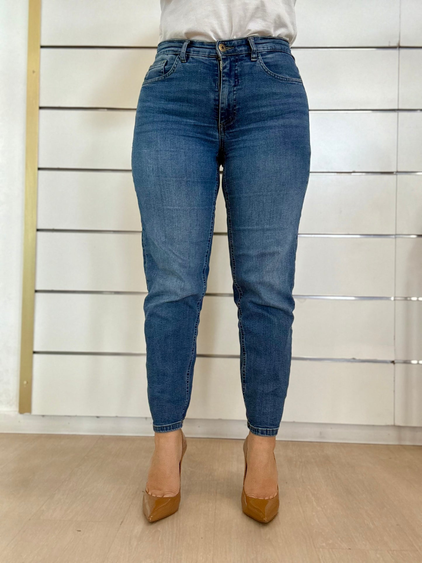 Jeans carrot lavaggio scuro di ICHI con vestibilità aderente e taglio alla caviglia per un look moderno