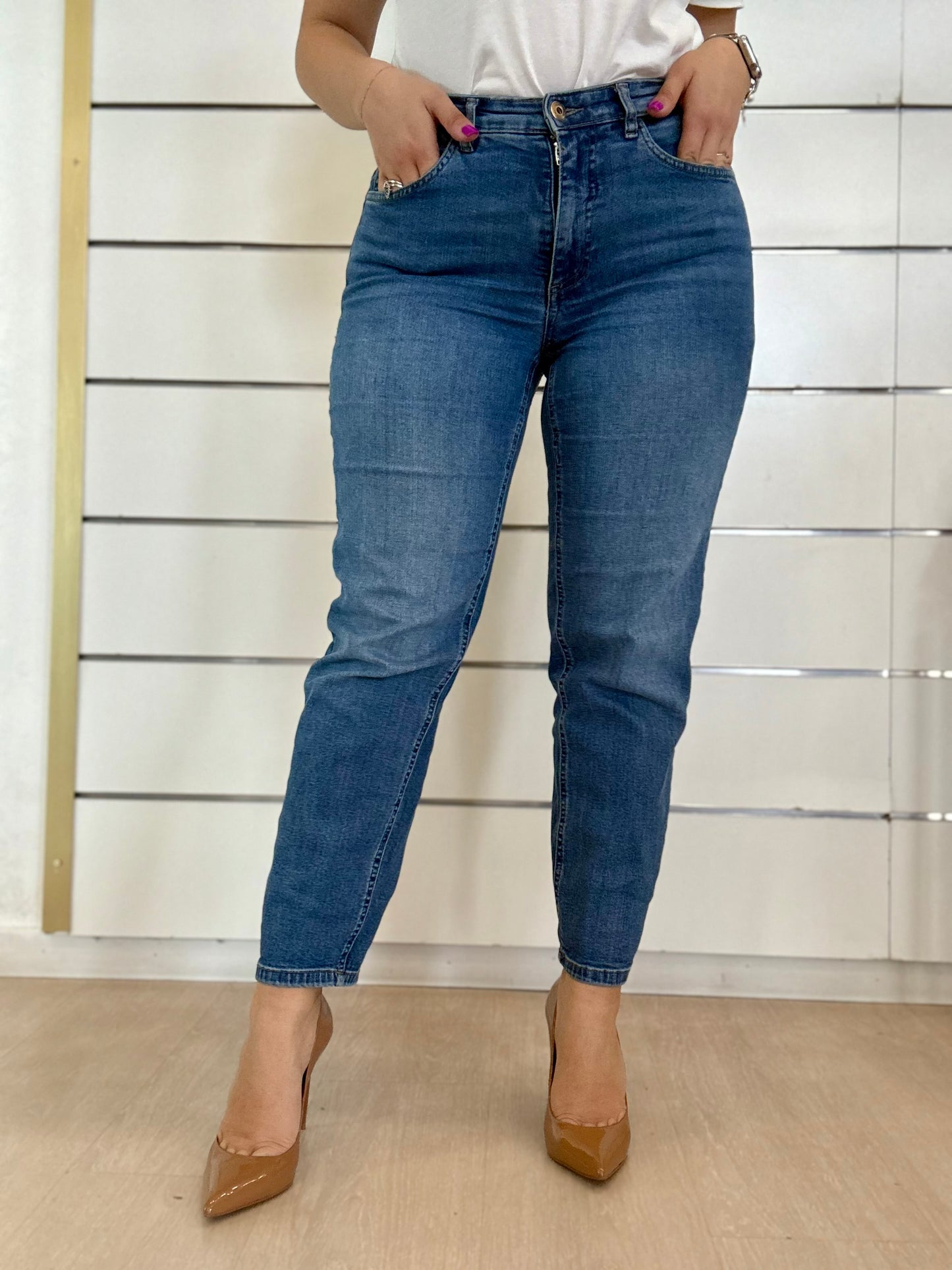 Jeans carrot lavaggio scuro di ICHI con vita alta e vestibilità comoda per un look trendy