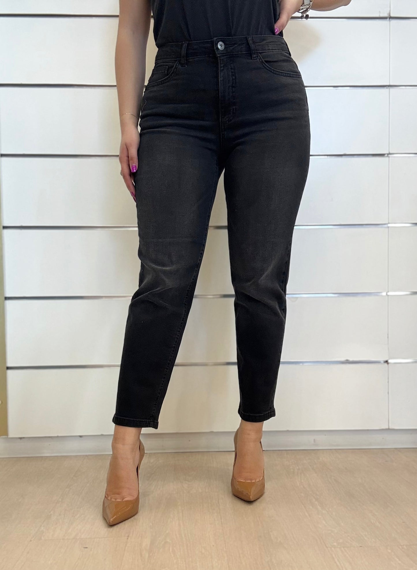 Jeans carrot neri ICHI con vestibilità comoda e stile moderno, ideali per ogni outfit