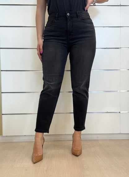 Jeans carrot neri ICHI con vestibilità comoda e stile moderno, ideali per ogni outfit
