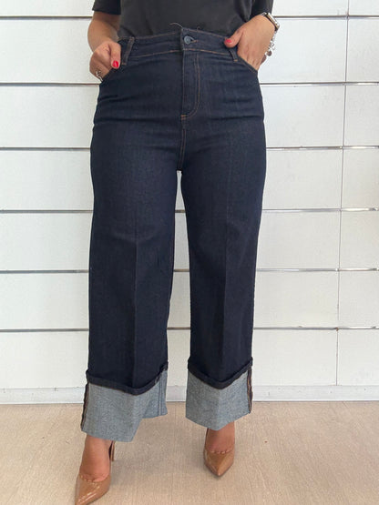Jeans con risvolto alto di ECO in denim blu scuro con orlo a contrasto e taglio moderno