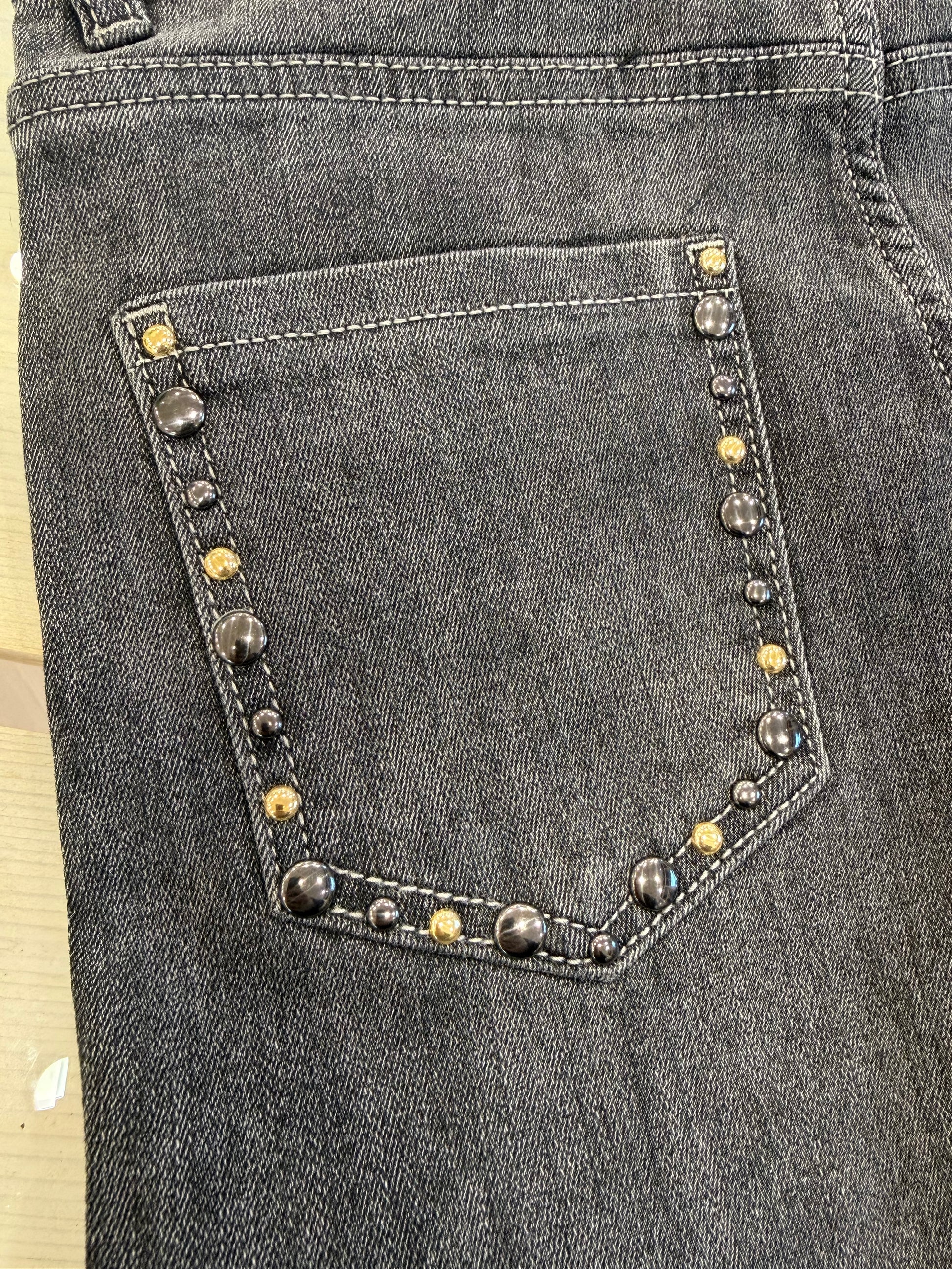 Dettaglio della tasca posteriore di jeans da donna con borchie grigio firmati Gaudì