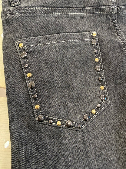 Dettaglio della tasca posteriore di jeans da donna con borchie grigio firmati Gaudì