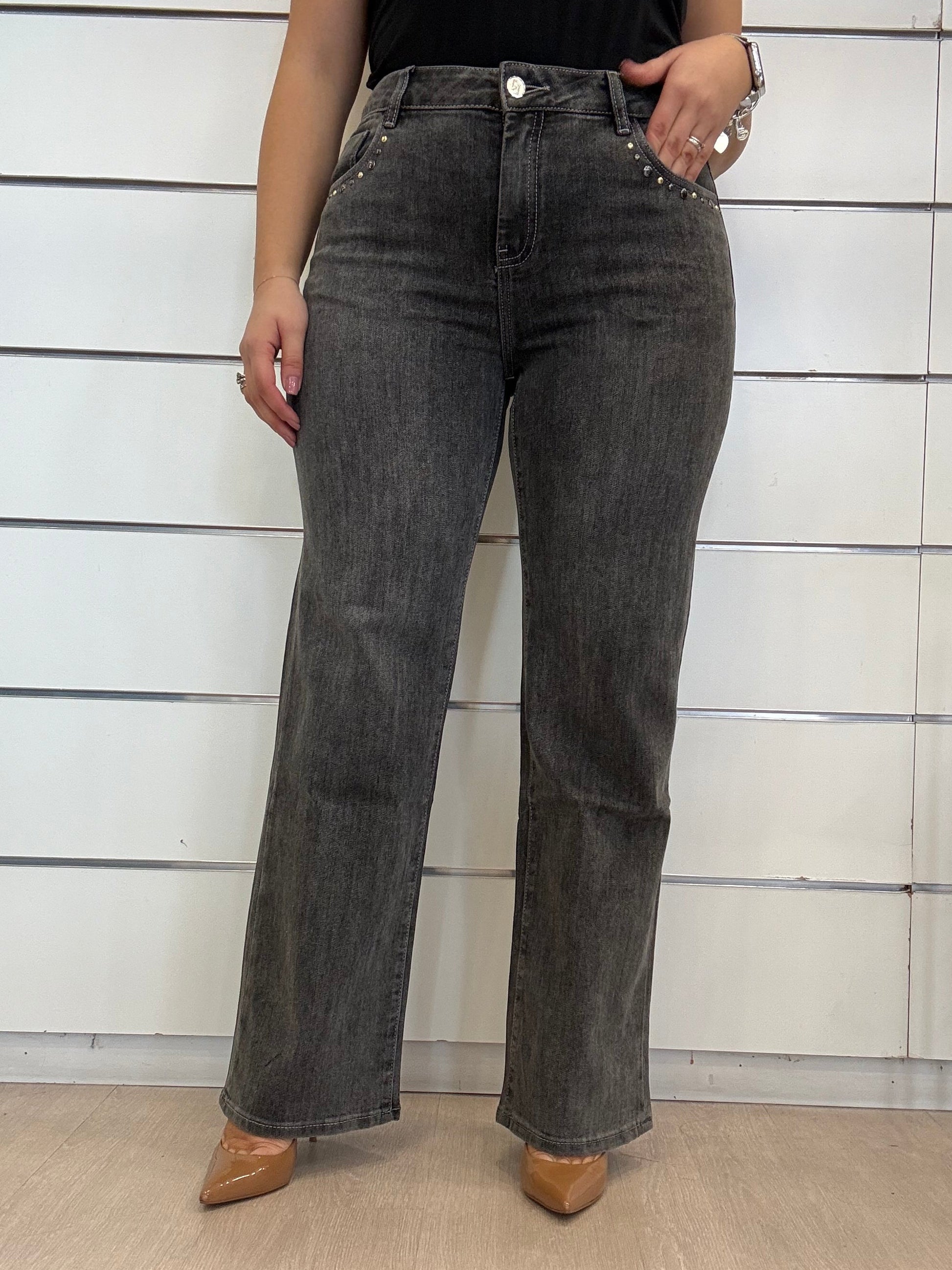 Jeans da donna con borchie in grigio di Gaudì, taglio dritto e dettagli metallici eleganti.