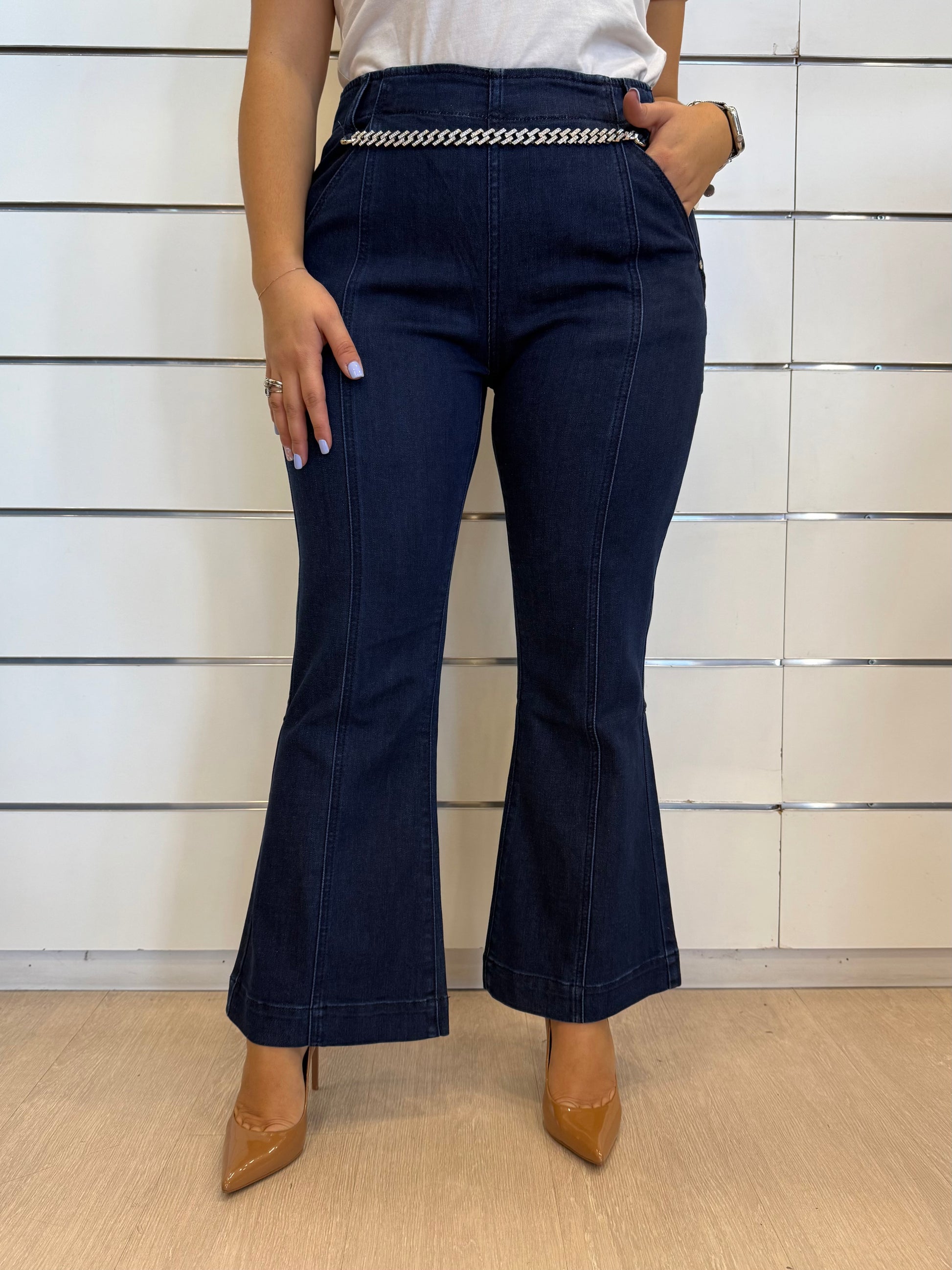 Jeans da donna cropped con catena di Gaudì, in denim scuro a zampa d'elefante per uno stile elegante